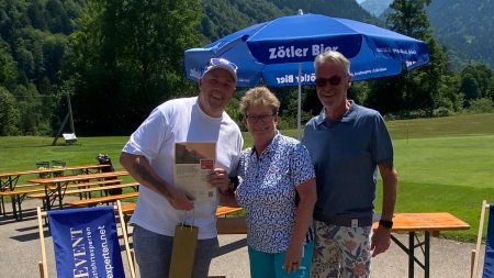 Bruttosieger Markus Eisermann mit den Sponsoren Tanja und Helmut Wellstein