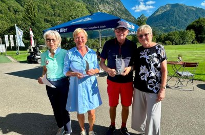 Die Bruttosieger Ingeborg und Wolfgang Deters mit Vizepräsidentin Mechtild Ewert (links) und Doris Sansoni (rechts)