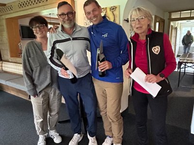 1. Brutto: Martin Sauter und Michael Neumayer mit Petra Gschendter-Mohr (li.) und Mechtild Ewert (re.)