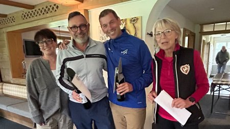 1. Brutto: Martin Sauter und Michael Neumayer mit Petra Gschwender-Mohr (li.) und Mechtild Ewert (re.)