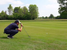 Matthias Becherer bei der Vorbereitung zum Birdieputt an der 17
