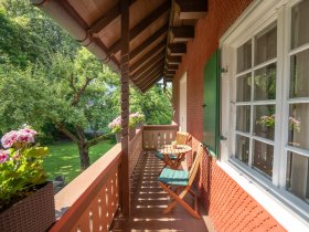 Morgensonne auf dem gemütlichen Balkon
