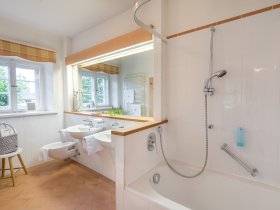 Verwöhnen Sie sich in unseren großen Bädern. Mit Badewanne.
