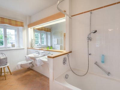 Verwöhnen Sie sich in unseren großen Bädern. Mit Badewanne.