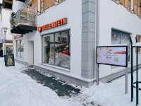 Georg Mayer Haus seitlich mit Außenwerbung