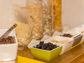 Große Müsliauswahl und diverse Trockenfrüchte