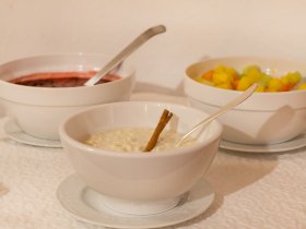 Joghurts und Obstsalat