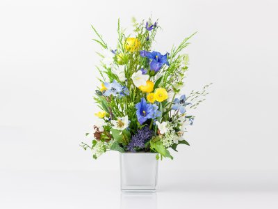 Wiesenblumengesteck mit Glockenblumen