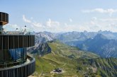 Vom Gipfelrestaurant die Bergwelt bestaunen