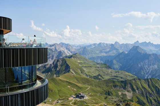 Vom Gipfelrestaurant die Bergwelt bestaunen