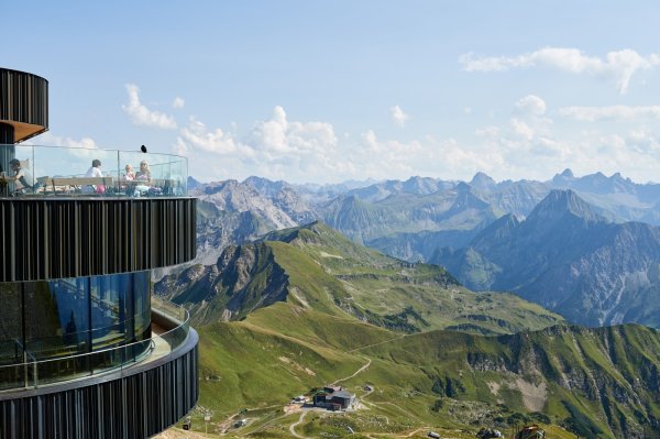Vom Gipfelrestaurant die Bergwelt bestaunen