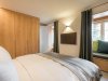 Schlafzimmer mit gemütlichen Fensterbänken