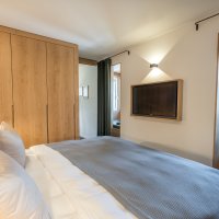 Schlafzimmer mit Zusatzbett - Goldglanz
