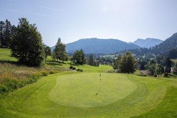 Blick auf das 10. Grün in Oberstaufen-Steibis