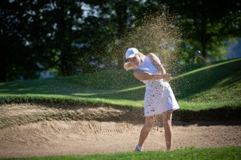 Golferin im Bunker