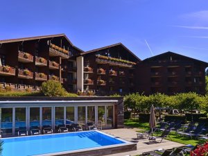 Parkhotel Oberstaufen Außenansicht mit Pool AnjaSzielePR