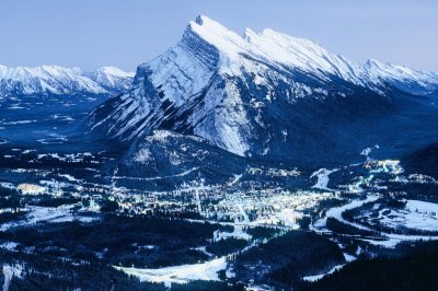 Banff Banff ist ein kleiner, heimeliger Ort in den Rocky Mountains. Besonders an der Banff Avenue gibt es zahlreiche Einkaufsmöglichkeiten und die vielen Restaurants bieten eine große Auswahl. Täglich werden die 3 Skigebiete Sunshine Village, Lake Louise und Mt. Norquay mit Shuttlebussen angefahren.