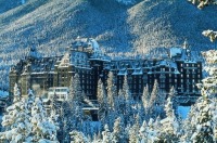 Das weltberühmte Grand Hotel liegt 15 Gehminuten vom Zentrum entfernt am Hang. Es bietet Luxus vom Feinsten. Indoor und Outdoor Pools, Saunen, Wellnessanlagen, zahlreiche Restaurants und Boutiquen, alles vom Feinsten. Ein Pendelbus bringt Sie gegen geringe Gebühr nach Banff und zurück. Das schlossartige Hotel ist ein Erlebnis für sich. Es erfüllt auch die gehobensten Ansprüche. Fairmont Banff Springs Hotel