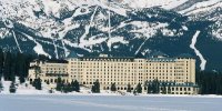 Das Bestechende an dem großen weltberühmten Luxushotel ist seine einzigartige Lage. Der im Winter gefrorene Lake Louise in 1.600 Meter Höhe liegt eingebettet in einem Amphitheater von Bergen, von denen majestätisch der Victoria Gletscher ins Tal fällt. Die perfekte Harmonie der Natur fesselt Besucher seit 1890. Gourmetmahlzeiten in den vier verschiedenen Restaurants, zwei Bars, ein Pub, Hallenbad, Whirlpool, Sauna, Dampfbad, Fitnessraum und verschiedene Boutiquen sowie die herzliche kanadische Gastfreundschaft runden den Aufenthalt im „Diamond in the Wilderness“ ab. Fairmont Chateau Lake Louise