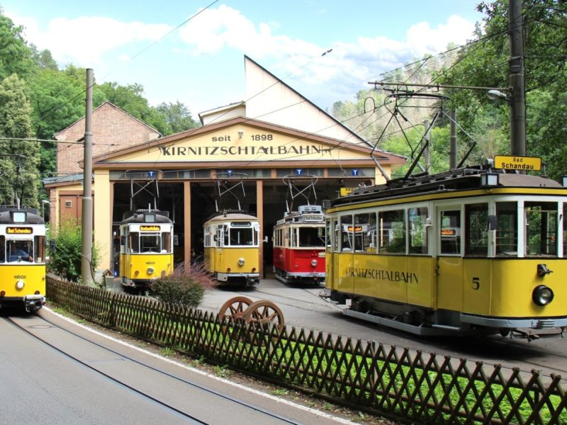 Kirtnitzschtalbahnen vor Wagenhalle in Pirna