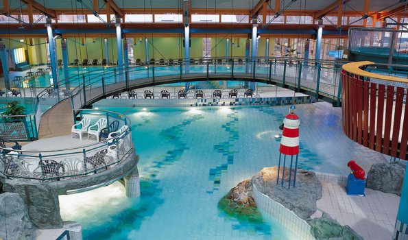 Blick von der Galerie Richtung Abenteuerwellenbecken