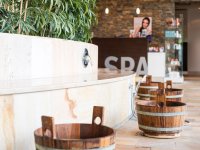 Wonnemar Wismar - Sitzbänke mit Holzfässern