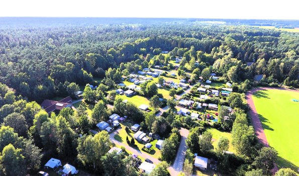 Sicht über Campingpark, Sportplatz und Gartower Tannen