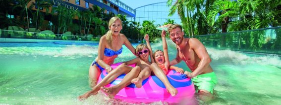 Therme Erding - Wellenbad Familie mit Reifen