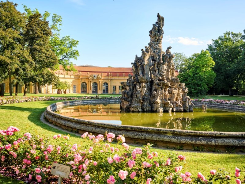 Orangerie im Schlossgarten mit Hugenottenbrunnen