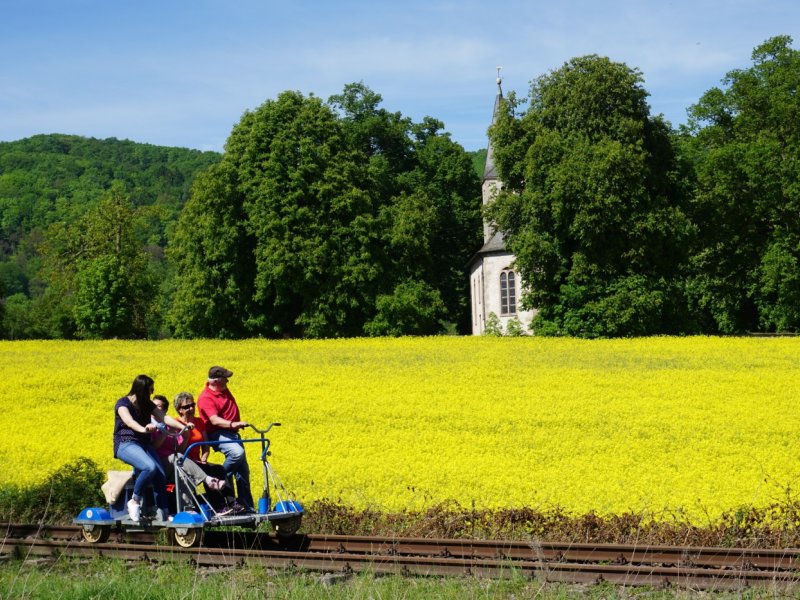 Draisinentour - vorbei an einem Rapsfeld