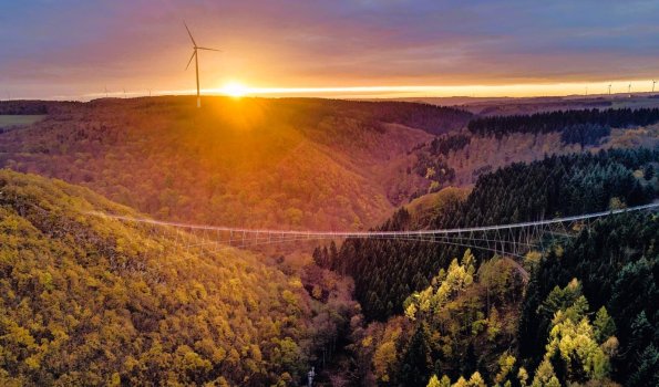 Die 100 m hohe Geierlay Hängeseilbrücke im Hunsrück in Mörsdorf