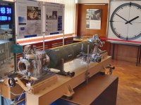 Die geheime Atomuhr der DDR. Im Hintergrund: Die Großuhr, die bis 1990 den Ortseingang prägte.