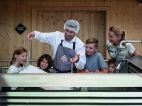 Salz-Manufaktur Kinder mit Pfannmeister © Bergauer