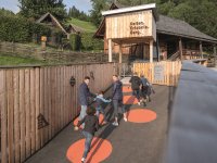 Kelten.Erlebnis.Berg - Eingang mit Kindern © Bergauer