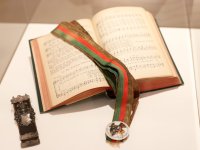 Zu den Ausstellungsstücken gehört auch dieses Kommersbuch mit Couleurband @Alexander Lehn