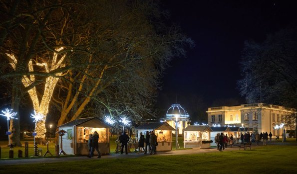 Weihnachtliche Lichter im Park © Peter Hübbe