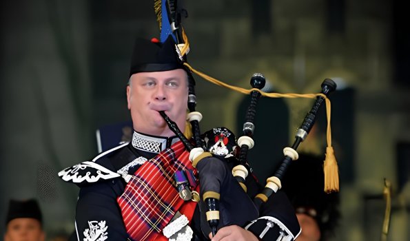 Pipemajor Ronnie Bromhead