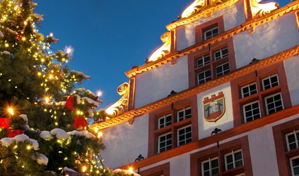 Das historische Rathaus am Markt in Bad Salzuflen erstrahlt mit Lichterkette