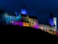 Burg Altena in farbiger Beleuchtung ©Stephan Sensen