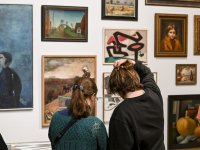 Zwei Personen vor Gemälden: ©GLM, Foto: René Golz