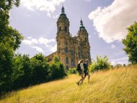 Wandern vor der Basilika Vierzehnheiligen - Bad Staffelstein © TI Bad Staffelstein/Ronny Kiaulehn n