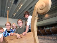 Kinder erkunden einen Teilnachbau der Oberstimmer Bootwracks ©Gehard Nixdorf