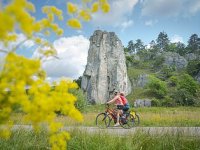 Dollnstein Radler am Burgsteinfelsen