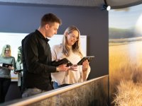 Bitburger Erlebniswelt - Gruppe mit ipad ©Bitburger Braugruppe