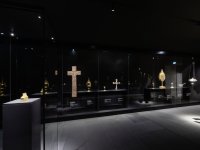 Diözesanmuseum Rottenburg - Schatzkammer im Vordergrund links das Bursareliquiar aus Ennabeuren ©Diözesanmuseum, Kai Loges