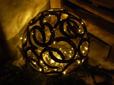 Hufeisenkugel mit Lichterkette