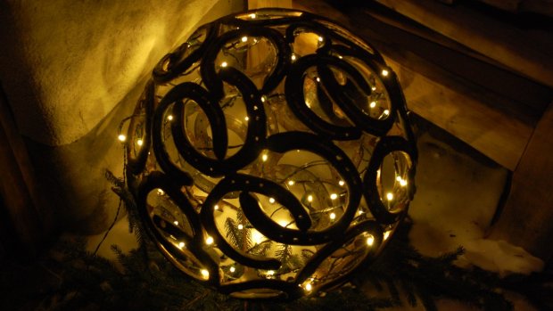 Hufeisenkugel mit Lichterkette