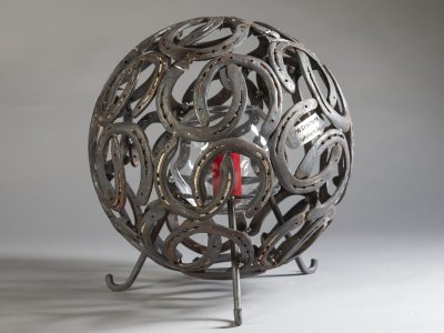 Kugel auf Füßen mit Kugelglas