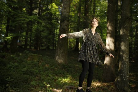 Ein Gast des Fastenhotels spaziert durch den Haubers Wald nahe Oberstaufen im Allgäu.