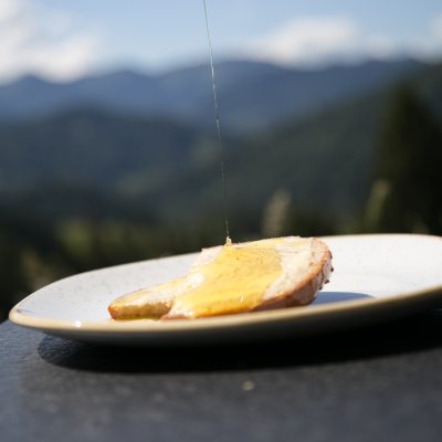 Das Honigbrot wurde mit Honig aus der Imkerei von Haubers Genusshotel bestrichen.